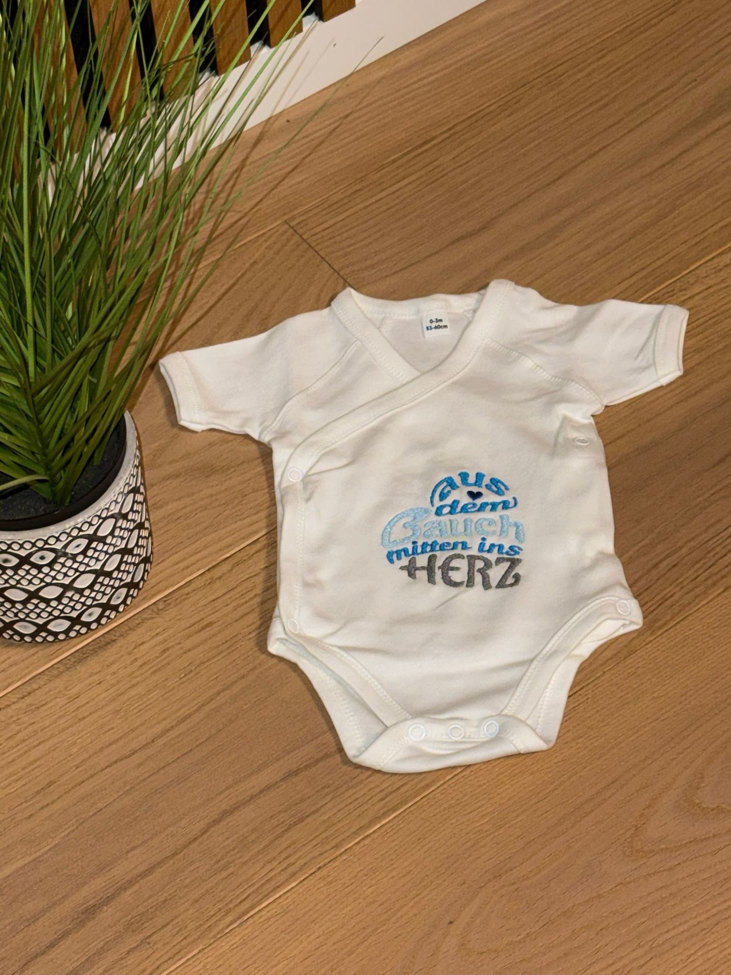 Bestickter Babybody "aus dem Bauch mitten ins Herz"