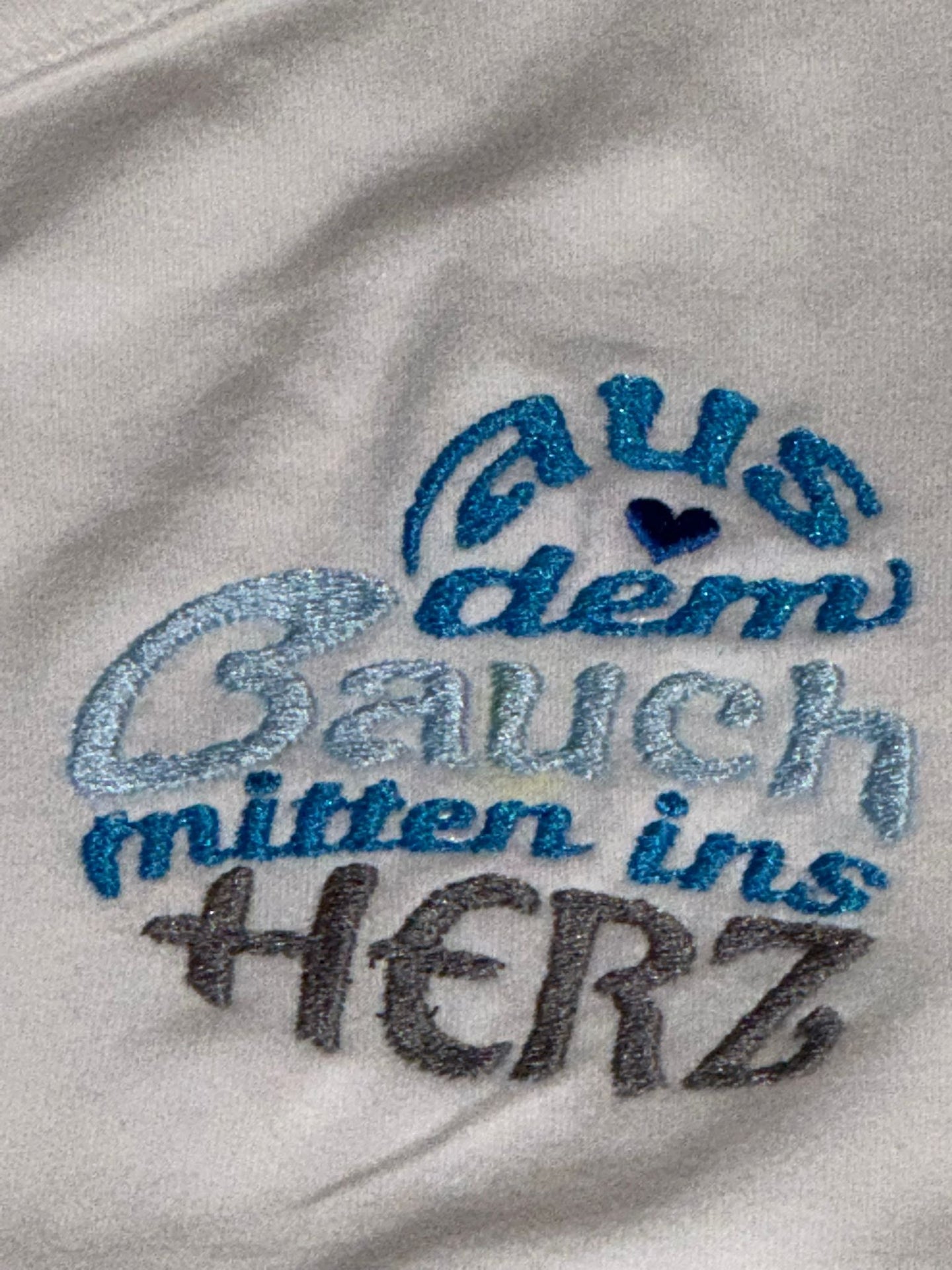 Bestickter Babybody "aus dem Bauch mitten ins Herz"
