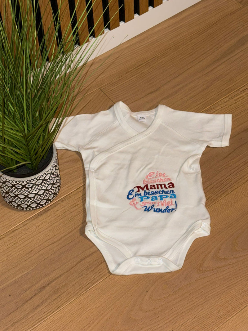 Bestickter Babybody "Ein bisschen Mama ein bisschen Papa und ganz viel Wunder"