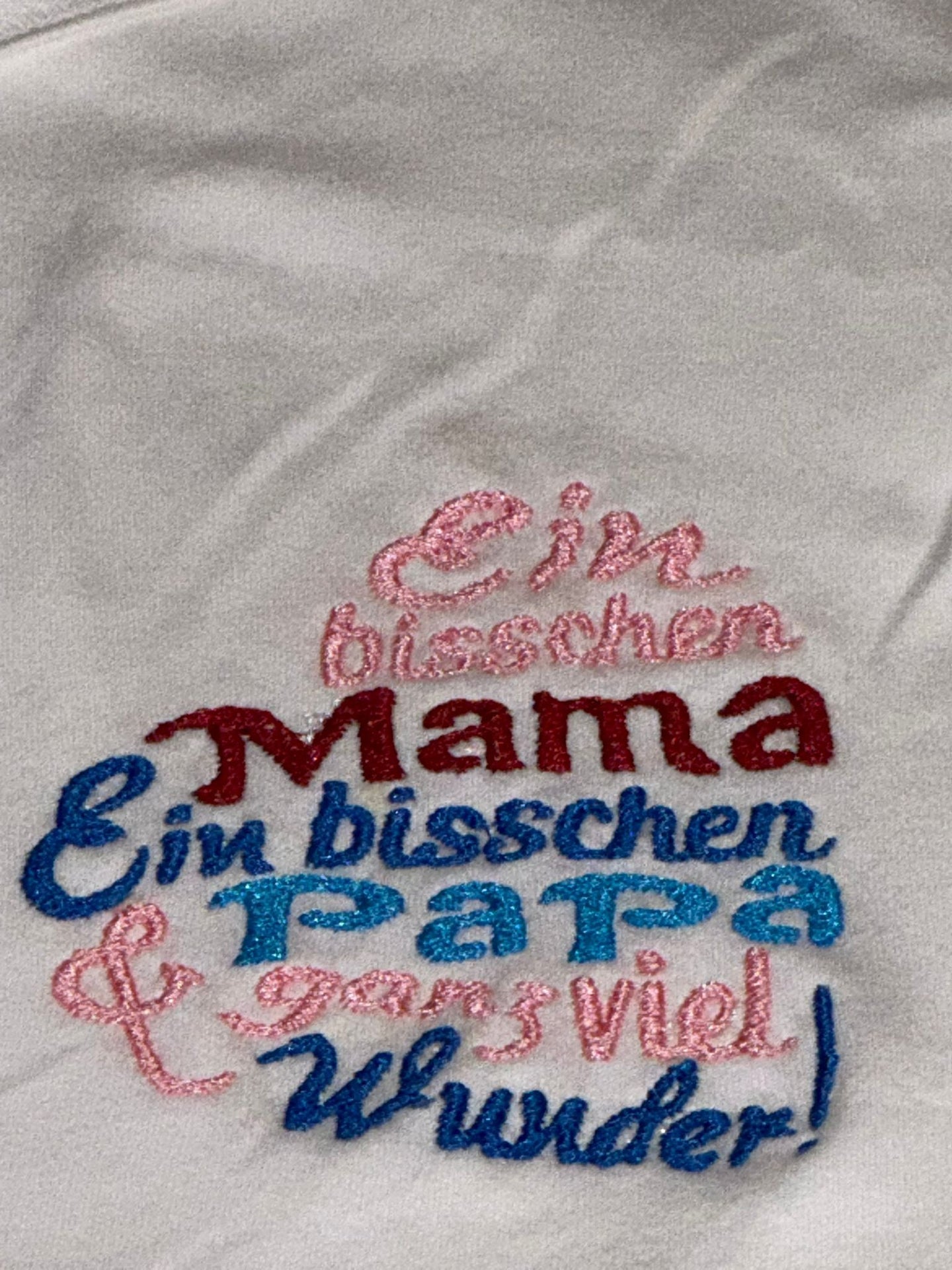 Bestickter Babybody "Ein bisschen Mama ein bisschen Papa und ganz viel Wunder"