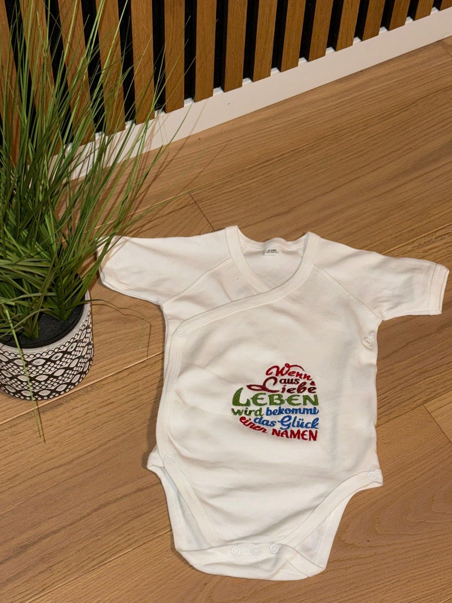 Bestickter Babybody "Wenn aus Liebe Leben wird bekommt das Gl眉ck einen Namen"