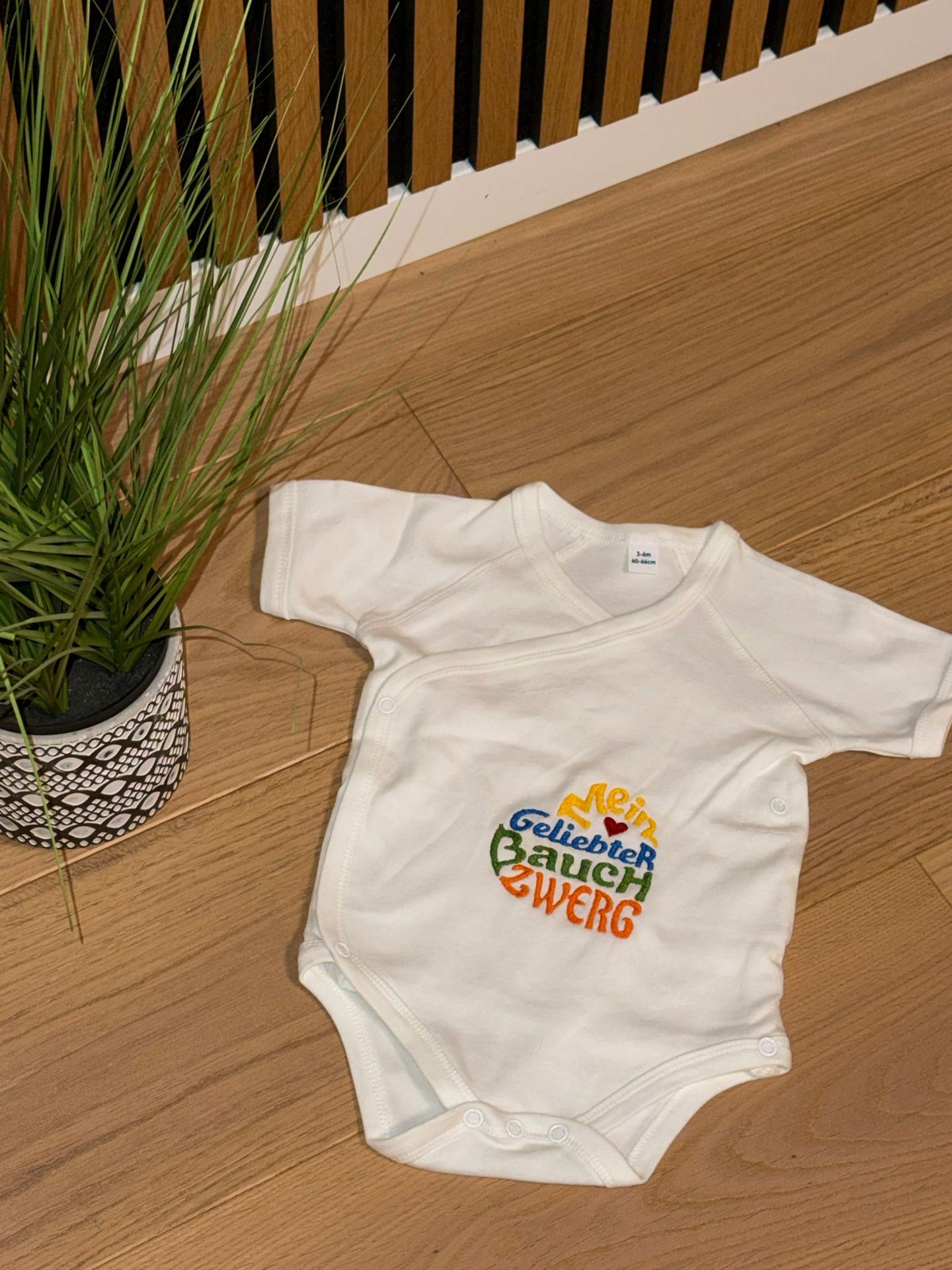 Bestickter Babybody "Mein geliebter Bauch Zwerg"